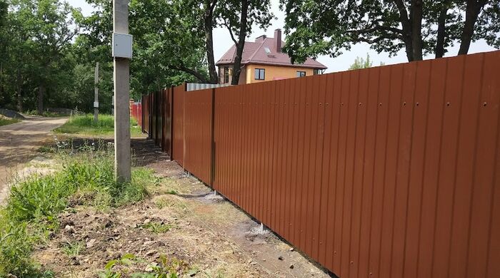 Особенности установки забора из профнастила